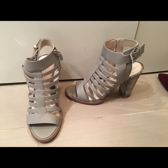 Kenneth Cole Gladitor Sandals. - Picture 2 of 5